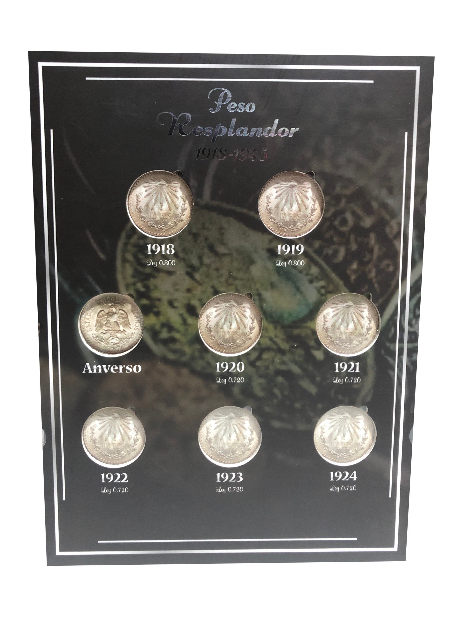 Álbum para colección de monedas mexicanas de $1 peso plata ley 0.720 y 0.800 Resplandor (1918-1945), con espacios protegidos para 20 monedas y diseño premium. Álbum para colección de monedas mexicanas de $1 peso plata ley 0.720 y 0.800 Resplandor (1918-1945), con espacios protegidos para 20 monedas y diseño premium.